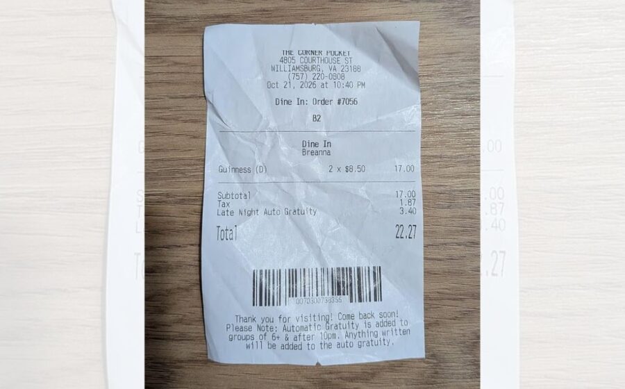 Recibo de bar mostra taxa automática de 20% aplicada após 22h para duas cervejas totalizando US$ 3,40 extra