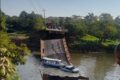 Indígenas em barcos precários cruzando o Pantanal para votar nas eleições 2024