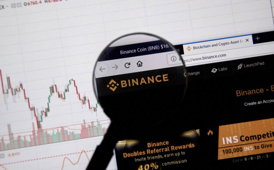 Logotipo da Binance com símbolo de cadeado indicando saques bloqueados no Brasil após hack