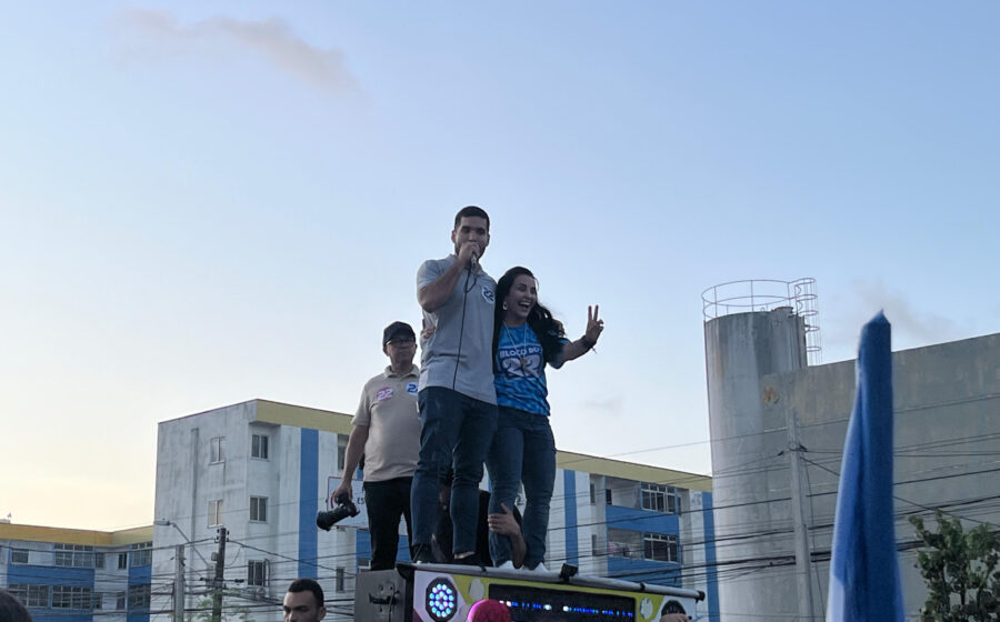 Manifestantes do Bloquinho do 22 marcham na Avenida Beira-Mar em São Luís