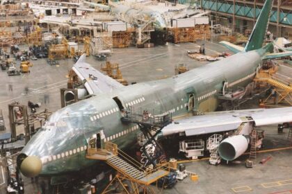 Boeing 737 na linha de produção com indicadores de prejuízo de US$ 0,34 por ação e dívida de US$ 25,2 bilhões
