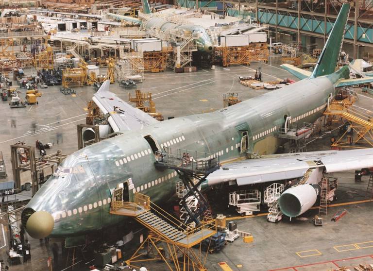 Boeing 737 na linha de produção com indicadores de prejuízo de US$ 0,34 por ação e dívida de US$ 25,2 bilhões