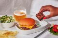 Logo Shake Shack com fundo brasileiro: Bold Hospitality traz rede premium ao Brasil