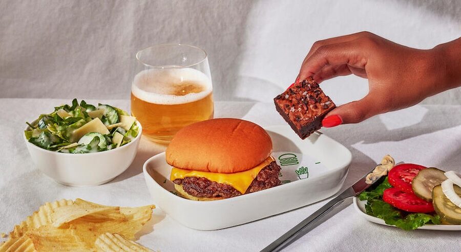 Logo Shake Shack com fundo brasileiro: Bold Hospitality traz rede premium ao Brasil