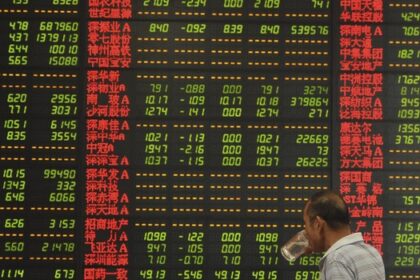 Gráfico de queda das bolsas chinesas com setor tecnologia em destaque no pregão de 27/08