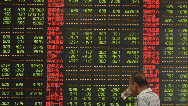 Gráfico de queda das bolsas chinesas com setor tecnologia em destaque no pregão de 27/08