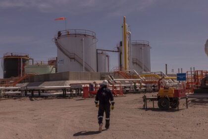 Contraste entre campo de petróleo de Vaca Muerta e fábricas fechadas no cinturão industrial de Buenos Aires
