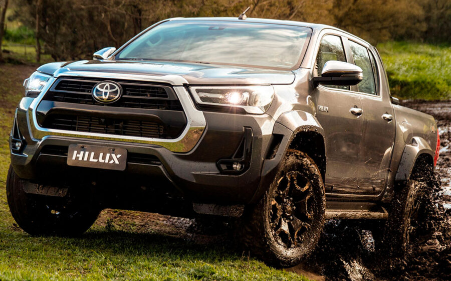 Borracheiro cearense entrega moedas de 1 real para comprar Toyota Hilux 2010 SRV na concessionária