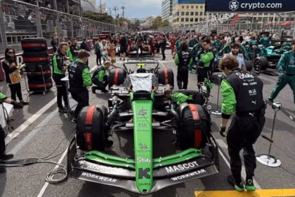 Gabriel Bortoleto no carro da Audi F1 ultrapassando adversários no GP dos EUA
