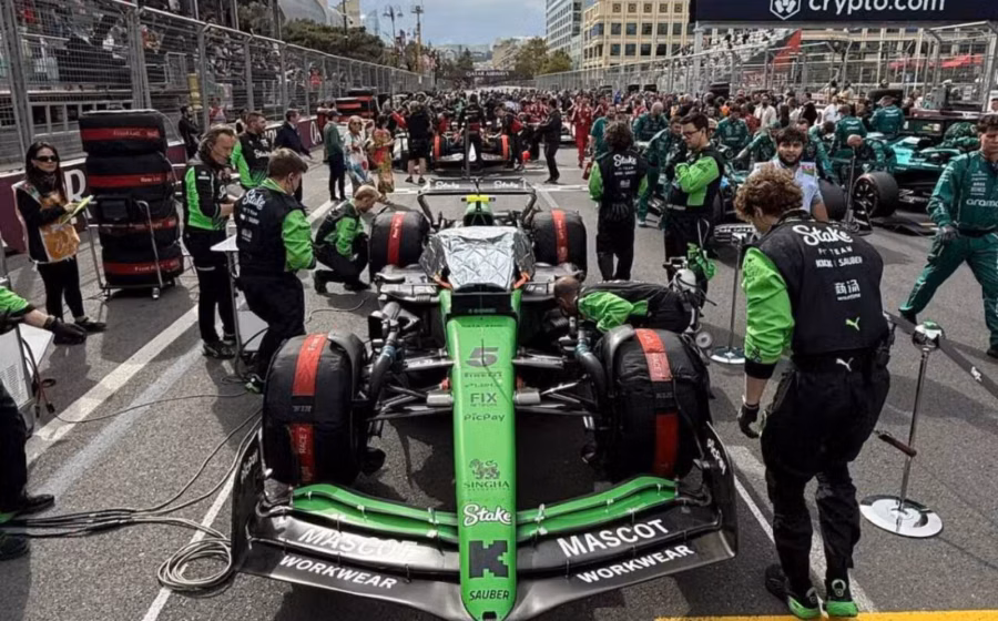Gabriel Bortoleto no carro da Audi F1 ultrapassando adversários no GP dos EUA