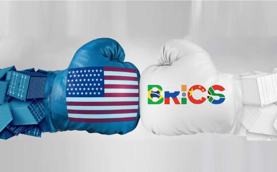 Mapa do Brasil dividido entre bandeiras do BRICS e EUA com Lula e Flávio Bolsonaro