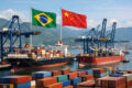 Navio petroleiro carregando óleo bruto brasileiro para a China, simbolizando comércio bilateral recorde de US$ 143 bi