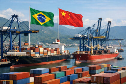 Navio petroleiro carregando óleo bruto brasileiro para a China, simbolizando comércio bilateral recorde de US$ 143 bi