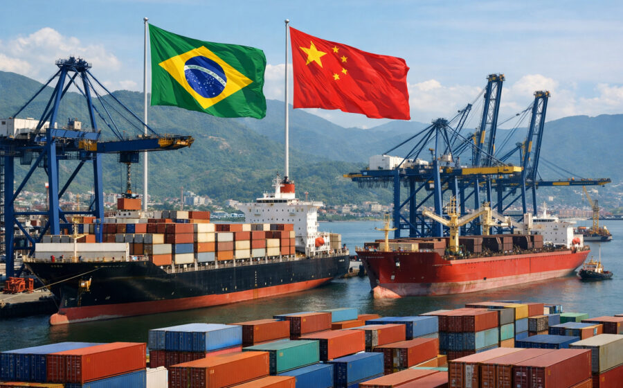 Navio petroleiro carregando óleo bruto brasileiro para a China, simbolizando comércio bilateral recorde de US$ 143 bi