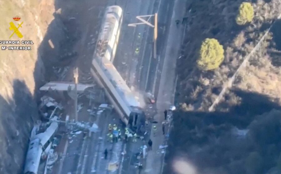 Vagões de trem de alta velocidade destruídos após colisão fatal em Toledo, Espanha, com equipes de resgate no local
