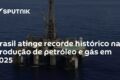 Plataforma de petróleo brasileira no mar com texto sobrepondo: Brasil atinge 6,1 milhões de barris/dia recorde histórico