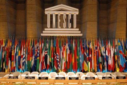 Denise Pires, primeira brasileira em 80 anos na Diretoria de Ciências da Unesco, em retrato oficial