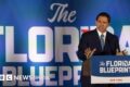 Felipe Sousa Lazaballet, candidato brasileiro à Câmara da Flórida, sorri em retrato de campanha