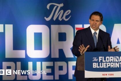 Felipe Sousa Lazaballet, candidato brasileiro à Câmara da Flórida, sorri em retrato de campanha