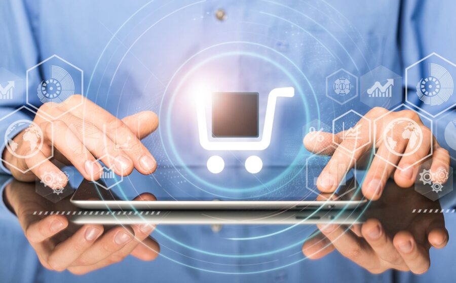Brasileiro usando smartphone com assistente de IA para compras online, gráfico mostra 72% de adoção
