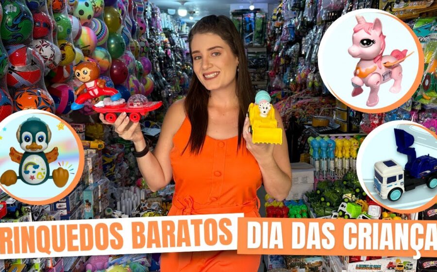 Prateleira de brinquedos com etiquetas de desconto em loja vazia no Dia das Crianças
