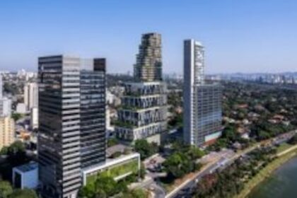Vista aérea do Butantã com torres residenciais e comerciais próximas à estação de metrô Linha 4-Amarela