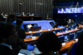 Gráfico mostra alíquota CBS 11,3% impactando empresas e Senado ao fundo