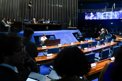 Gráfico mostra alíquota CBS 11,3% impactando empresas e Senado ao fundo