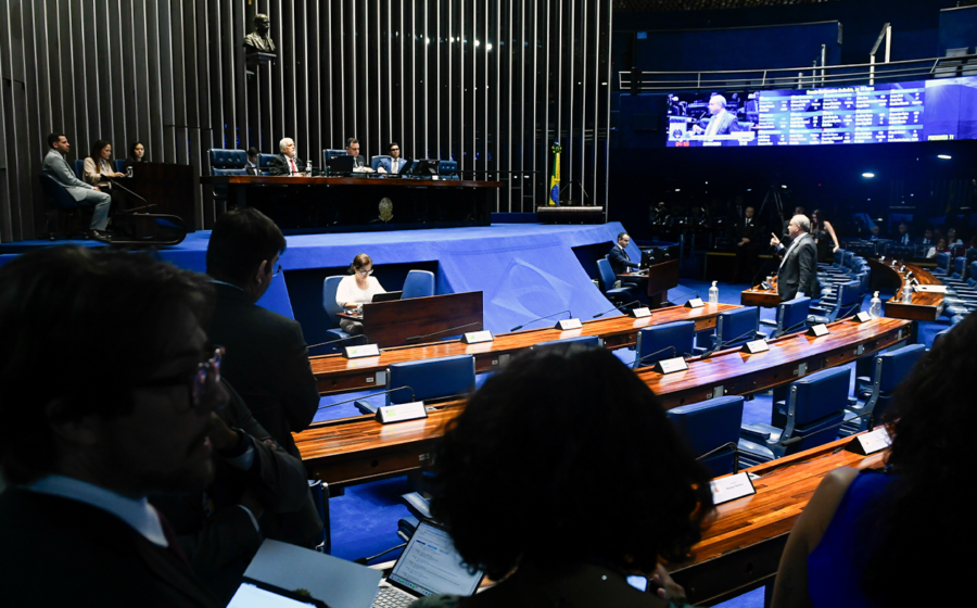Gráfico mostra alíquota CBS 11,3% impactando empresas e Senado ao fundo