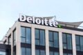 Richard Houston CEO Deloitte com gráfico mostrando aumento salarial 45% e demissões 1000 funcionários UK