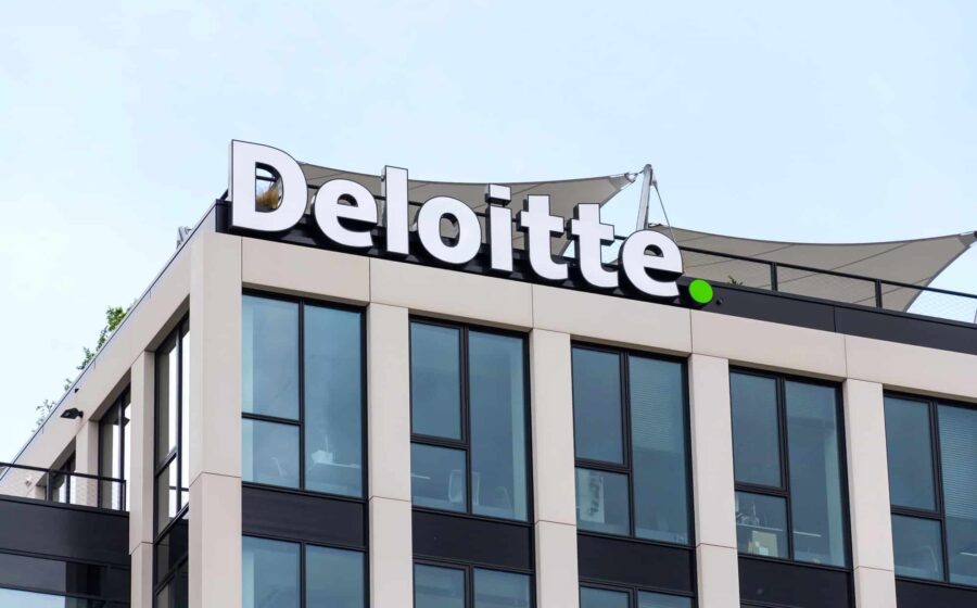 Richard Houston CEO Deloitte com gráfico mostrando aumento salarial 45% e demissões 1000 funcionários UK