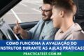 Candidato a CNH realiza prova prática acompanhado por instrutor particular dentro do veículo