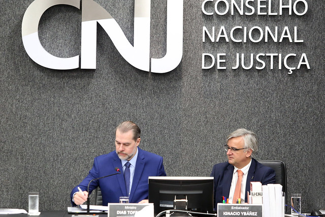 Documento oficial com selo do CNJ e Banco Central sobre novas regras de precatórios e restrições a advogados