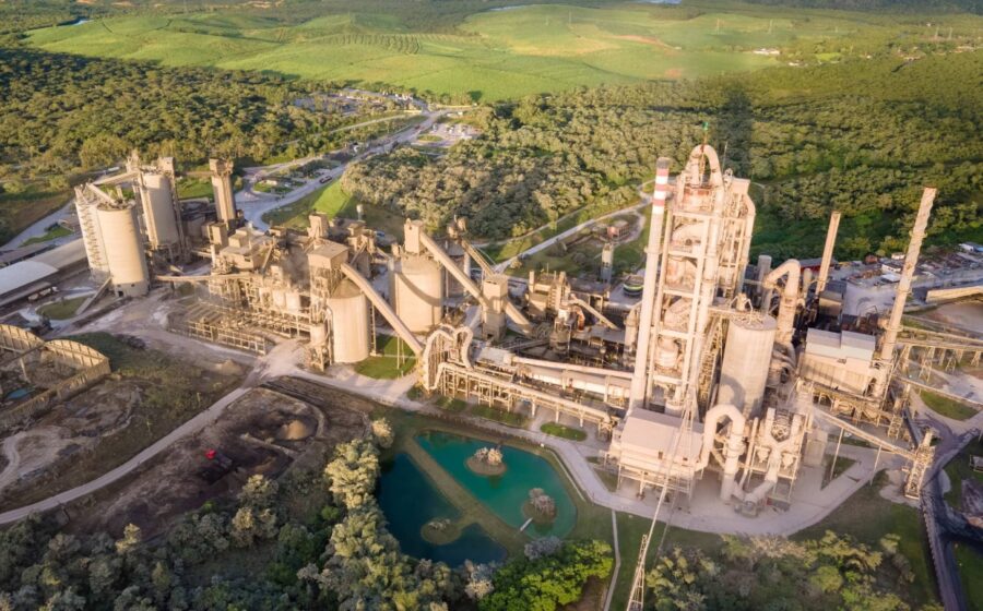 Fábrica de cimento CSN com silos e estrutura industrial ao fundo