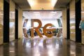 Sede da CVM com logotipo do IRB Brasil RE e balança da justiça simbolizando absolvição de executivos
