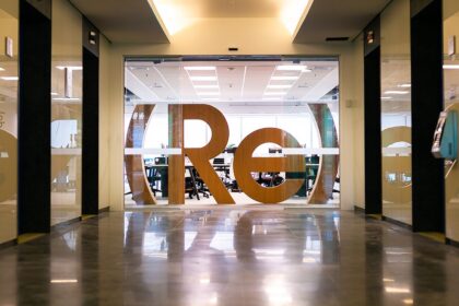 Sede da CVM com logotipo do IRB Brasil RE e balança da justiça simbolizando absolvição de executivos