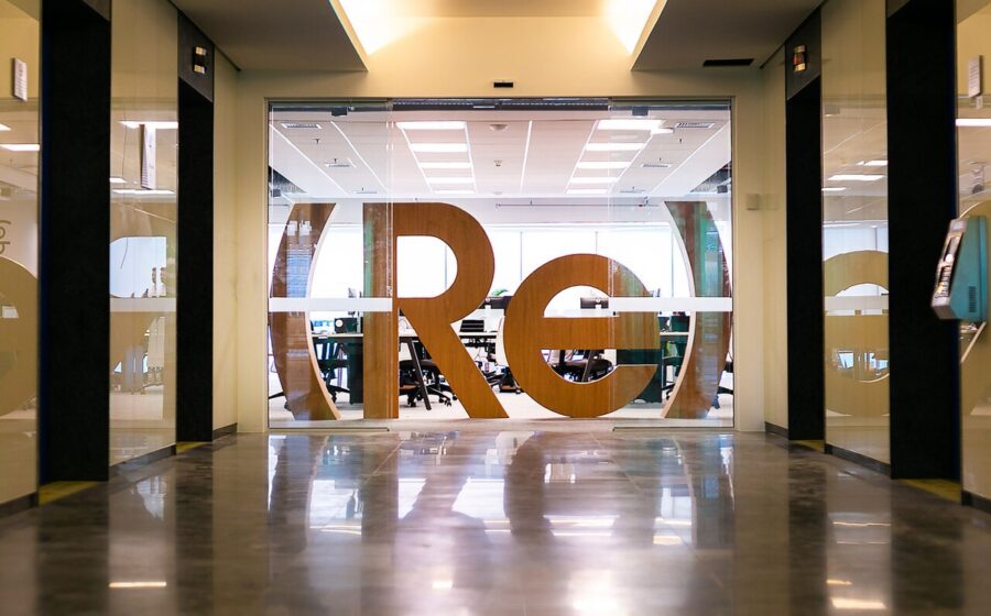 Sede da CVM com logotipo do IRB Brasil RE e balança da justiça simbolizando absolvição de executivos