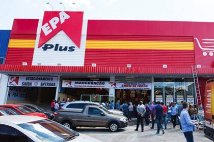 Fachada de supermercado Epa em Minas Gerais com placa de troca de bandeira para nova rede
