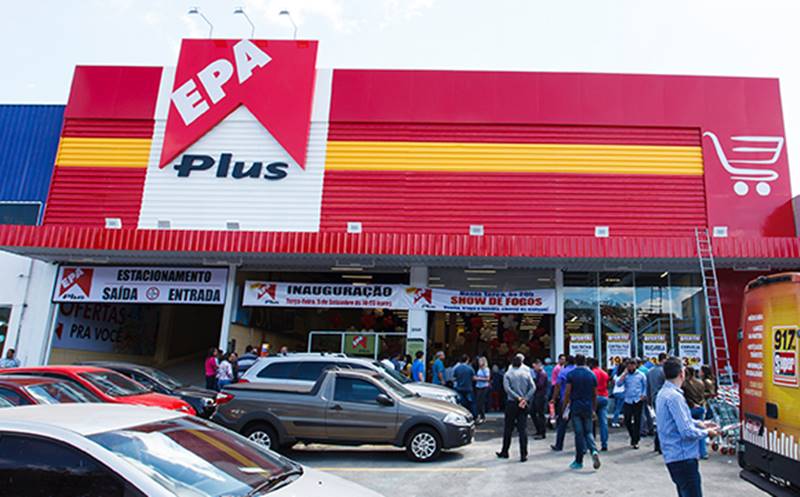 Fachada de supermercado Epa em Minas Gerais com placa de troca de bandeira para nova rede