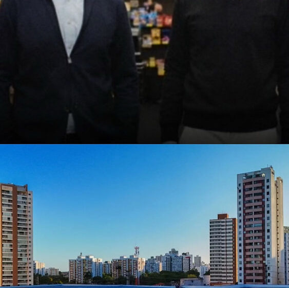 Fachada do Assaí Atacadista com ticker ASAI3 e seta de alta na bolsa
