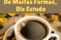 Xícara de café com grãos e ícones de intestino e cérebro representando estudo sobre microbioma e memória