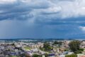 Céu de Goiânia com sol entre nuvens indicando 35°C e mudança climática iminente