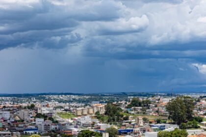 Céu de Goiânia com sol entre nuvens indicando 35°C e mudança climática iminente
