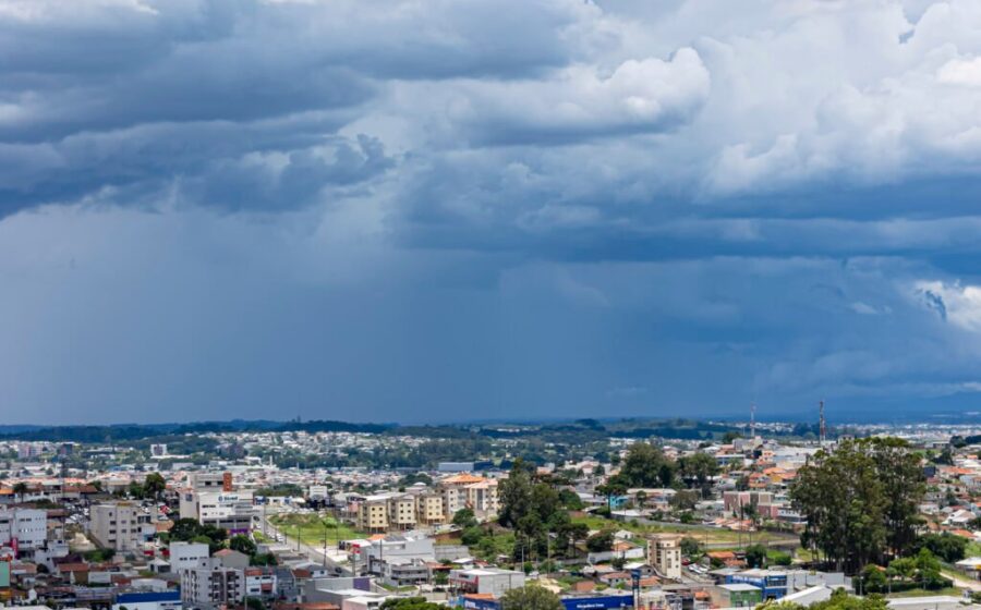 Céu de Goiânia com sol entre nuvens indicando 35°C e mudança climática iminente