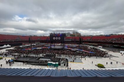 Fãs do BTS em fila sob sol forte no Morumbis com distribuição de água pela polícia