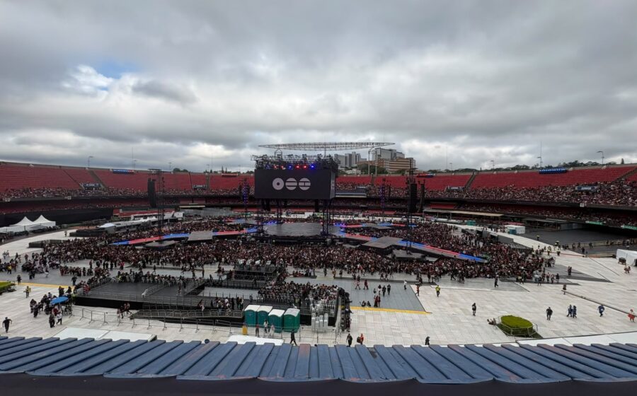 Fãs do BTS em fila sob sol forte no Morumbis com distribuição de água pela polícia