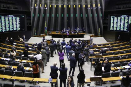 Plenário da Câmara dos Deputados durante votação simbólica do adicional de fronteira