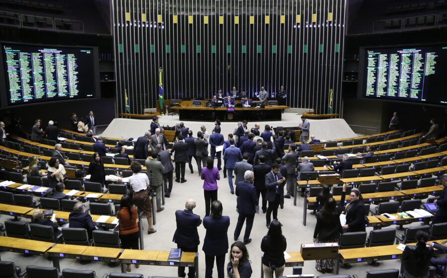 Plenário da Câmara dos Deputados durante votação simbólica do adicional de fronteira