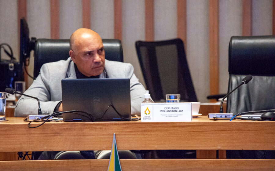 Wellington Luiz, presidente da Câmara Legislativa do DF, em sessão plenária