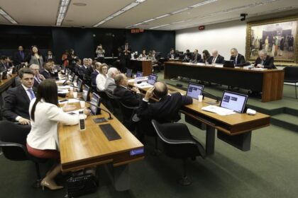 Hugo Motta, presidente da Câmara, discursa sobre reforma política com sistema distrital misto para 2034